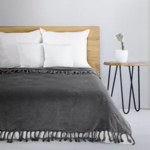 Koc flano 150x200 cm stalowy z wytłaczanym wzorem i dekoracyjnymi frędzlami EMMA