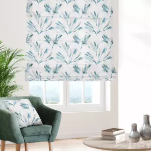 Roleta rzymska DARREN kremowo turkusowa z półprzezroczystej tkaniny o luźnym splocie drukowanej w roślinny wzór