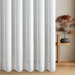 Firana szyta na flexach biała z matowej jedwabiście miękkiej tkaniny, wykończona obciążnikiem