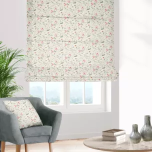 Roleta rzymska beżowo różowa z tkaniny o naturalnym splocie z nadrukowanym kwiatowym wzorem