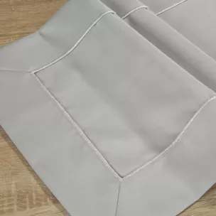 Klasyczny popielaty obrus MADELE z delikatną srebrną wypustką