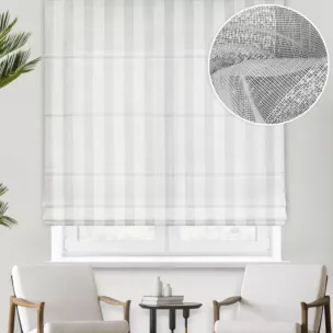 Roleta rzymska biała z matowej tkaniny w pasy z efektem bukli, wykończona obciążnikiem