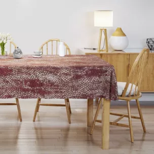 Obrus szyty bordowo złocisty z grubej, welwetowej tkaniny z geometrycznym wzorem, zdobiona delikatnie połyskującym nadrukiem