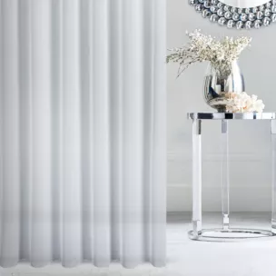 Firana szyta na taśmie 5 cm biała z połyskującej tkaniny o charakterystycznym jodełkowym wzorze, wykończona obciążnikiem