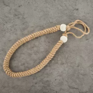 Dekoracyjny sznur z naturalnej juty zdobiony drewnianymi koralikami RICO