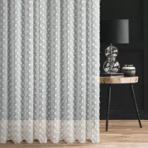 Zasłona szyta na taśmie 5 cm kremowa z delikatnej tkaniny z aplikacją i haftem