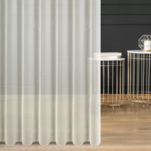 Firana szyta na taśmie 5 cm naturalna z miękkiej tkaniny o lekkim splocie i delikatnym połysku, wykończona obciążnikiem