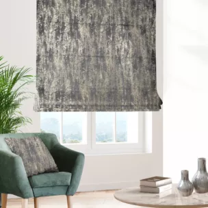 Roleta rzymska grafitowo złocista z grubej, welwetowej tkaniny z efektem przecieranego wzoru, zdobiona delikatnie połyskującym nadrukiem