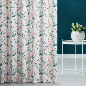 Zasłona szyta na flexach jasnokremowo turkusowa z tkaniny o naturalnym splocie z nadrukowanym kwiatowym wzorem
