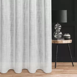 Firana szyta na taśmie 5 cm naturalna o luźnym splocie z dodatkiem transparentnej nici, nadającej delikatny połysk tkaninie, wykończona obciążnikiem