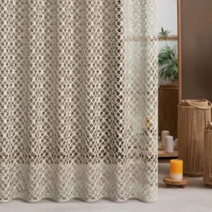 Firana szyta na taśmie 5 cm beżowa z delikatnie połyskującej gipiury o geometrycznym wzorze