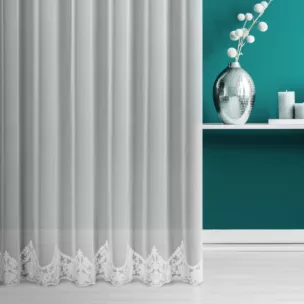 Firana szyta na taśmie fala biała z miękkiej, matowej krepy zdobionej łańcuszkowym haftem z wzorem ornamentowym