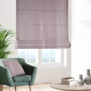 Roleta rzymska pudrowo różowa z gładkiej, zaciemniającej tkaniny z wyraźnym splotem
