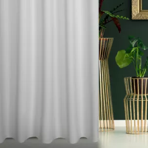 Zasłona szyta na taśmie 5 cm biała z gładkiej tkaniny typu dimout wykończona obciążnikiem