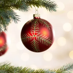 Bombka choinkowa ręcznie zdobiona brokatowym motywem gałązek