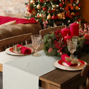 Bieżnik na stół naturalny 40x140 cm z żakardowej tkaniny FLASH świąteczny w prążki przetykany szampańską nicią