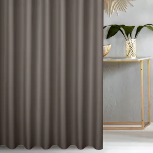 Zasłona szyta na taśmie 5 cm jasnobrązowa z gładkiej tkaniny zaciemniającej typu dimout wykończona obciążnikiem