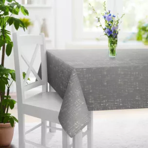 Obrus szyty popielato złocisty z miękkiej tkaniny o strukturze weluru z połyskliwym nadrukiem