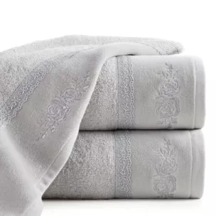 Ręcznik kąpielowy 50x90 cm bawełniany kolor srebrny z koronką oraz subtelnym haftem 500 g/m2 SISI