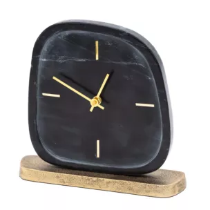 Minimalistyczny zegar stołowy imitujący marmur ze złotymi wskazówkami