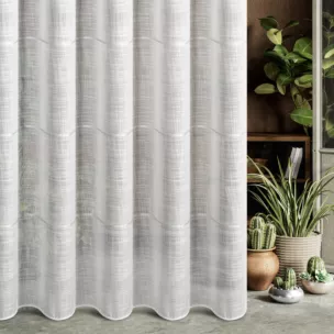 Firana szyta na flexach biała z matowej miekkiej etaminy ozdobionej cienkimi paseczkami, wykończona obciążnikiem