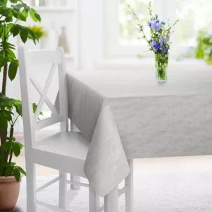 Obrus szyty jasnobeżowy z tkaniny szenilowej z efektem przecierki