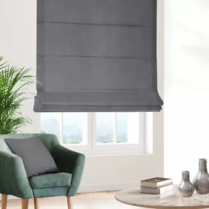 Roleta rzymska stalowo popielata z tkaniny zaciemniającej 100% blackout, o strukturze weluru