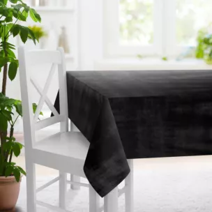 Obrus szyty SAFARI 1 czarny z miękkiej welwetowej tkaniny z połyskiem i poziomym prążkiem