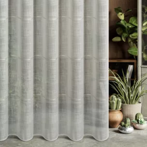 Firana szyta na flexach naturalna z matowej miekkiej etaminy ozdobionej cienkimi paseczkami, wykończona obciążnikiem
