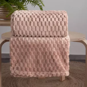 Narzuta na fotel-koc 70x160 cm pudrowa miękka i miła w dotyku z wytłaczanym wzorem 3D CINDY 6 Design 91