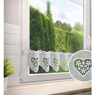 Tkanina firanowa zazdrostka z etaminy zdobiona haftowanymi ażurowymi sercami