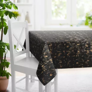 Obrus szyty czarno złocisty z tkaniny welwetowej zdobionej połyskującym drukiem