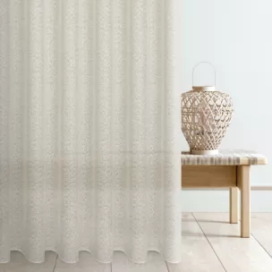 Tkanina firanowa z delikatnym połyskiem, wyraźnym splotem z efektem bukli, wykończona obciążnikiem