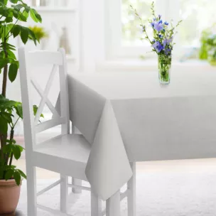 Obrus szyty jasnosrebrny z miękkiej w dotyku tkaniny szenilowej