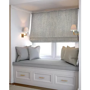 Roleta rzymska kremowo srebrna z eleganckiej tkaniny zasłonowej o prostym splocie z połyskującym dodatkiem