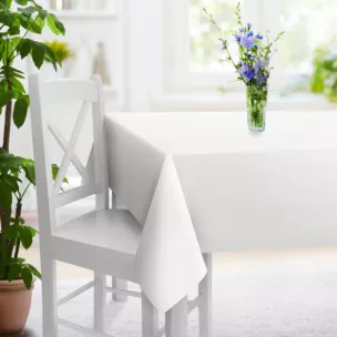 Obrus szyty biały z miękkiej tkaniny o naturalnym splocie w stylu ekologicznym