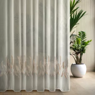 Firana szyta na taśmie 8 cm naturalno beżowa z tkaniny typu aden zdobionej włochatym haftem