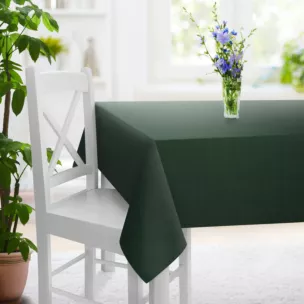 Obrus szyty ciemnozielony z miękkiej tkaniny o welurowej strukturze