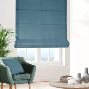 Roleta rzymska ciemnoniebieska z miękkiej tkaniny o welurowej strukturze i wyraźnym splocie