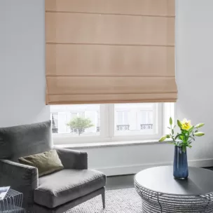 Roleta rzymska LUXOR jasnobeżowa z eleganckiej lśniącej tkaniny o drobnym splocie