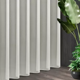 Tkanina firanowa gładka matowa markizeta o gęstym splocie zakończona szwem obciążającym