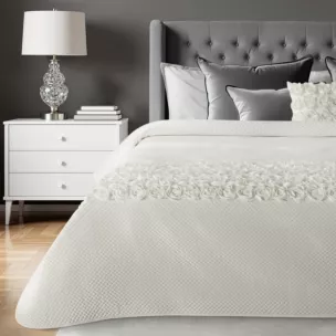 Narzuta welwetowa kremowa 170x210 cm zdobiona pasem róż 3D ROSES Eva Minge