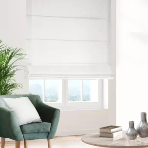 Roleta rzymska naturalno jasnobeżowa z tkaniny zaciemniającej 100% blackout, o strukturze weluru