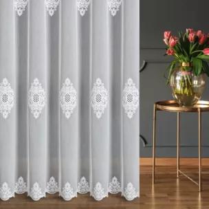 Firana szyta na taśmie 5 cm naturalna z miękkiej tkaniny typu ADEN z efektem deszczyku, zdobiona haftem łańcuszkowym