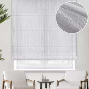 Roleta rzymska jasnoszara z drobnej siatki w pionowe prążki, wykończona obciążnikiem