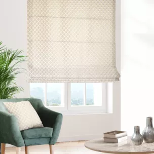 Roleta rzymska kremowo złota z szenilowej tkaniny w drobny geometryczny wzór przetykany błyszczącą nicią