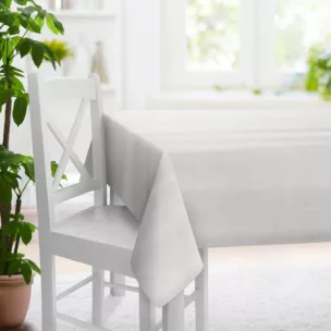 Obrus na wymiar jasnosrebrny z tkaniny o szenilowej strukturze