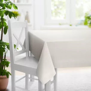 Obrus szyty beżowy z tkaniny typu dimout o średnim stopniu zaciemnienia