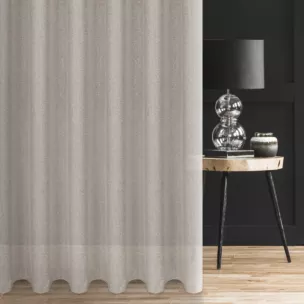 Tkanina firanowa z delikatnym połyskiem, wyraźnym splotem z efektem bukli, wykończona obciążnikiem