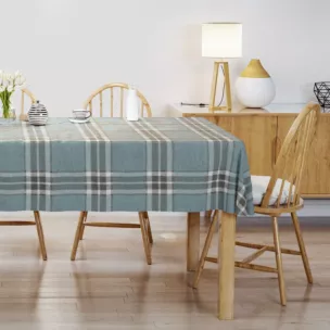Obrus szyty miętowo naturalny z grubej, szenilowej tkaniny w elegancką kratę